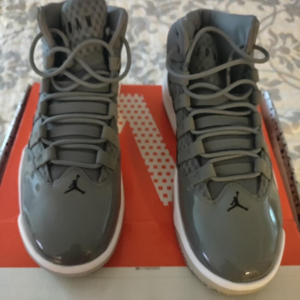 Jordan Aura Cool Grey